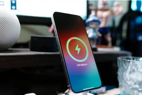 南靖苹果15换屏服务分享用什么充电器给iPhone15充电更好 